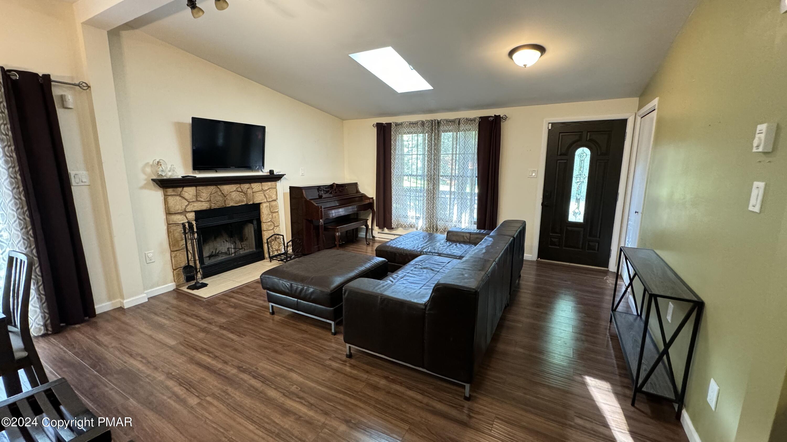11 Fern Path Road Stroudsburg, PA 18360 - Photo 6 of 29 living room