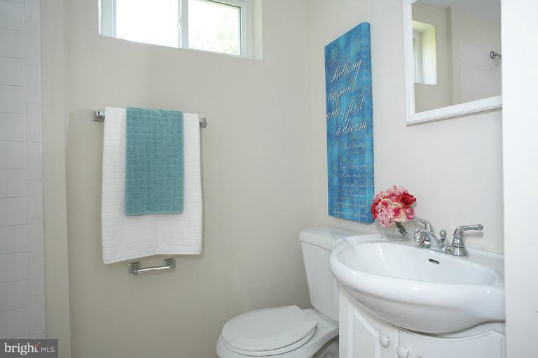 102 Hannes Street Silver Spring, MD 20901 - Photo 19 of 30 Bath