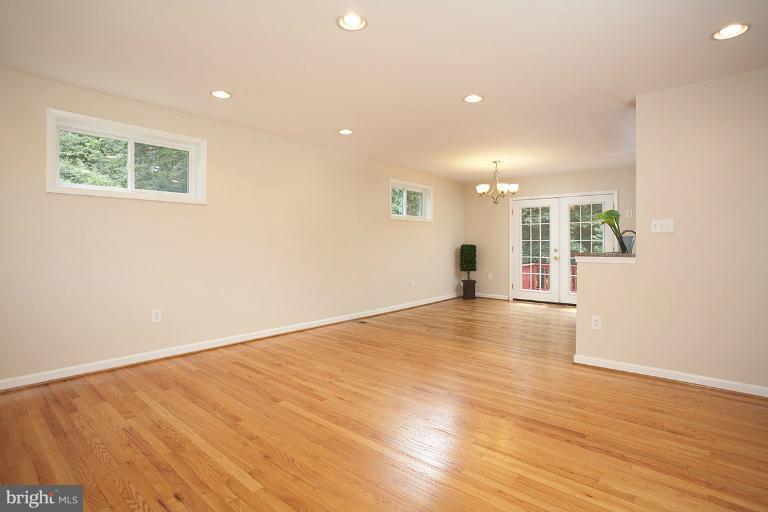 102 Hannes Street Silver Spring, MD 20901 - Photo 20 of 30 Living Room
