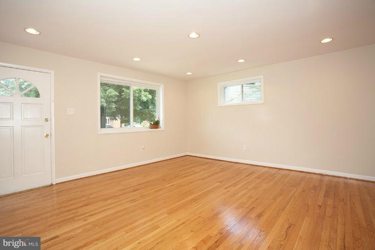 102 Hannes Street Silver Spring, MD 20901 - Photo 21 of 30 Living Room