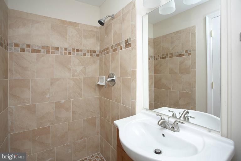 102 Hannes Street Silver Spring, MD 20901 - Photo 9 of 30 Bath