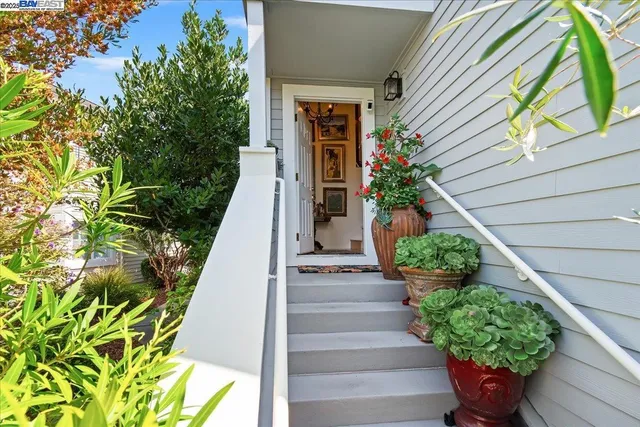 a view of an entryway with furniture