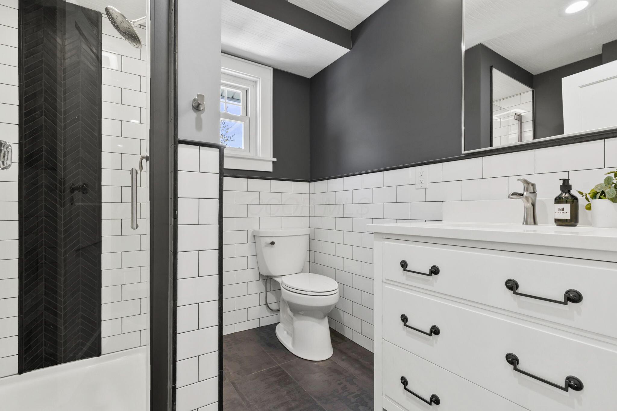 324 Garden Road Columbus, OH 43214 - Photo 20 of 32 Full Bathroom Two