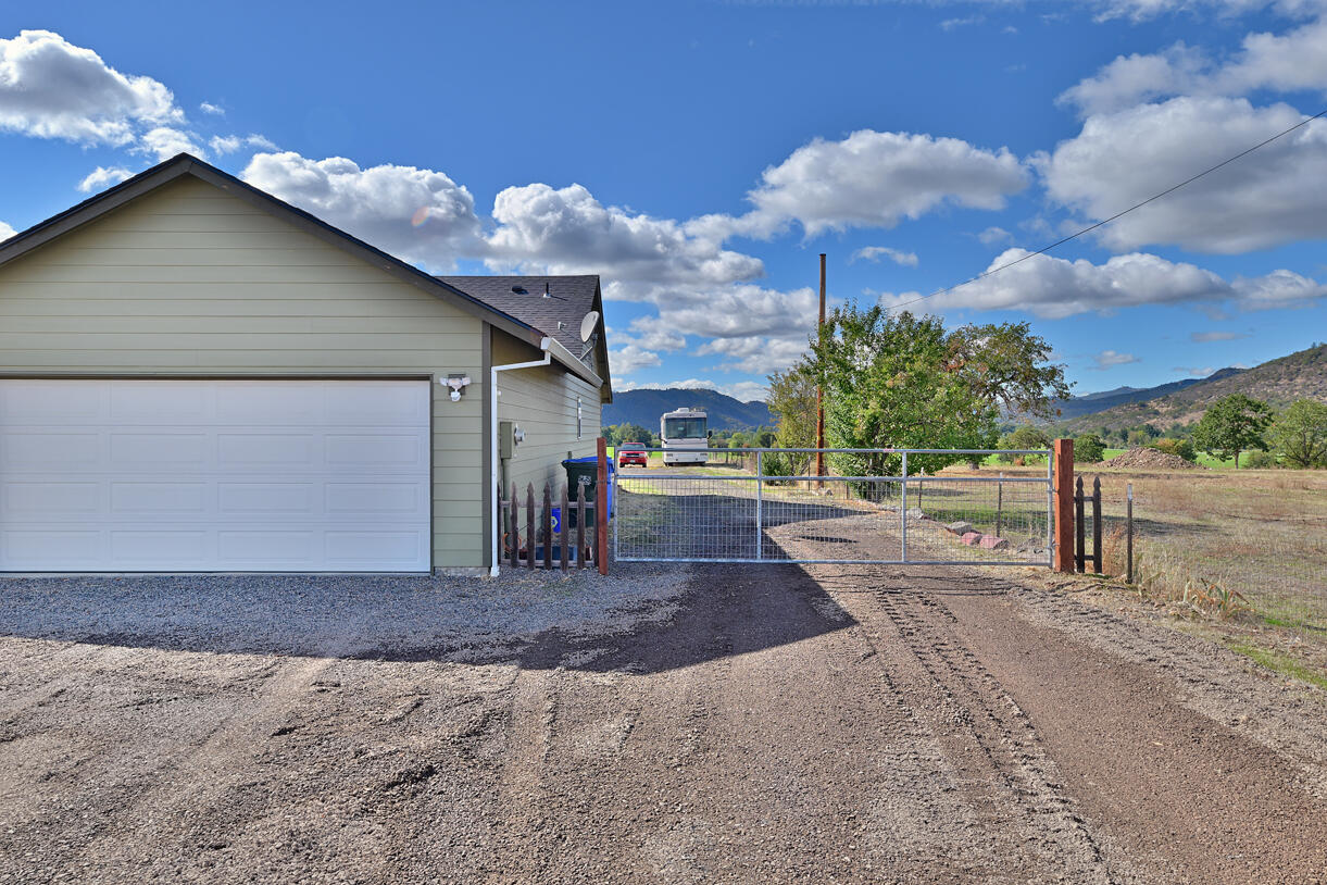 7521 High Banks Road Central Point, OR 97502 - Photo 3 of 28 DSC_1324