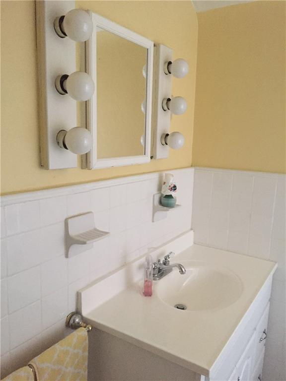 1 Fenway Road Pittsburgh, PA 15209 - Photo 16 of 25 2ND FLOOR FULL BATH