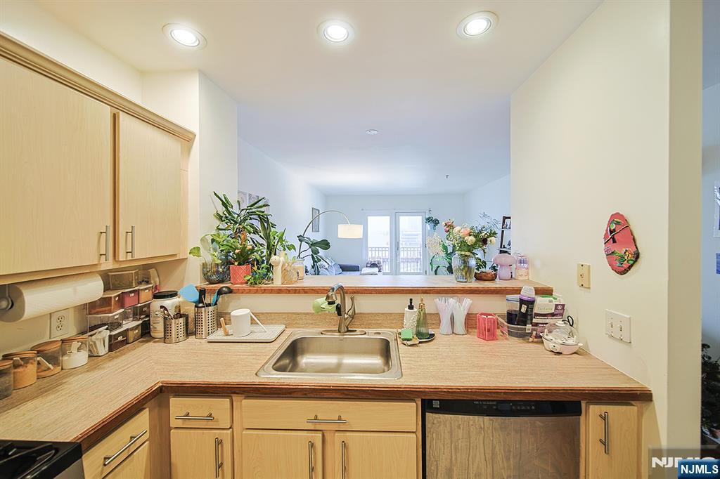321 The Promenade Edgewater, NJ 07020 - Photo 7 of 18 Gallery Image 7