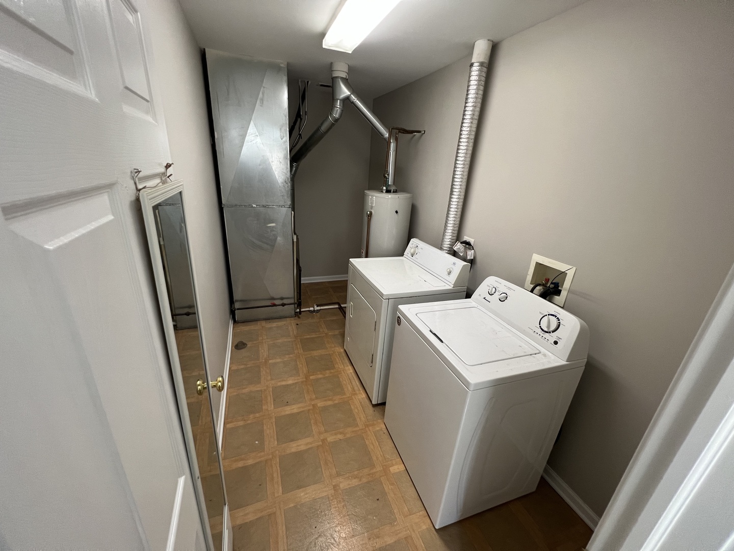 3044 Troon Drive Montgomery, IL 60538 - Photo 10 of 20 a utility room with dryer and washer