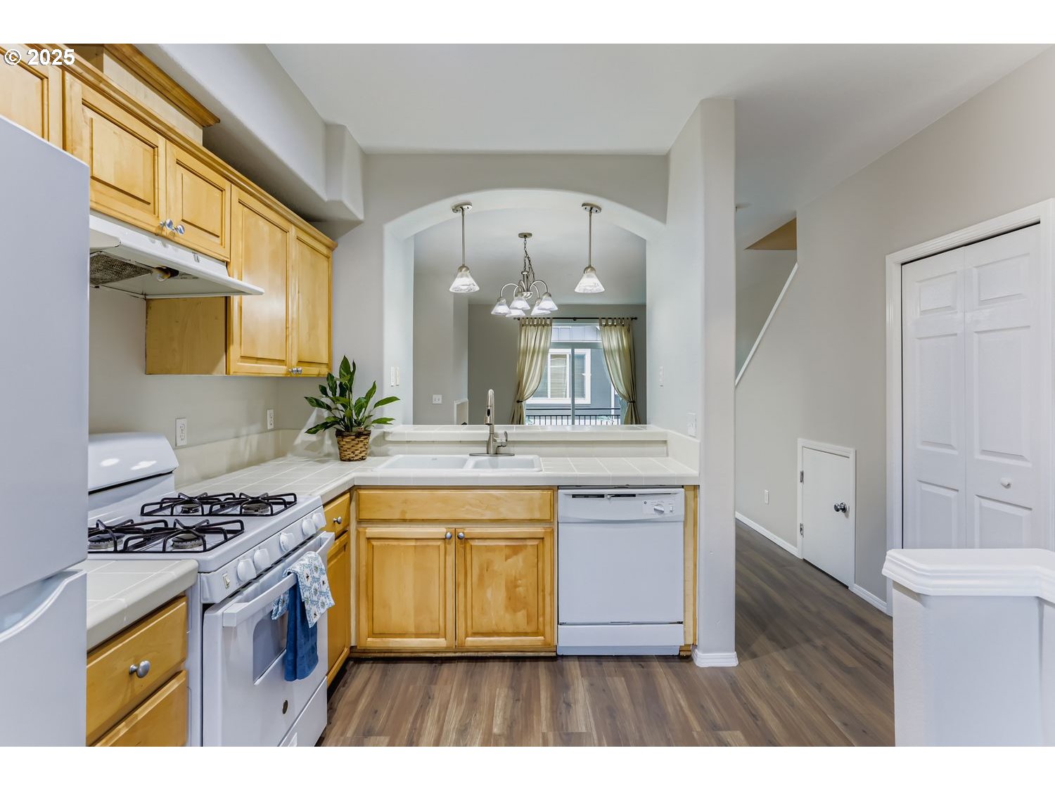 17083 Southwest Berkeley Lane Beaverton, OR 97003 - Photo 12 of 36 Kitchen