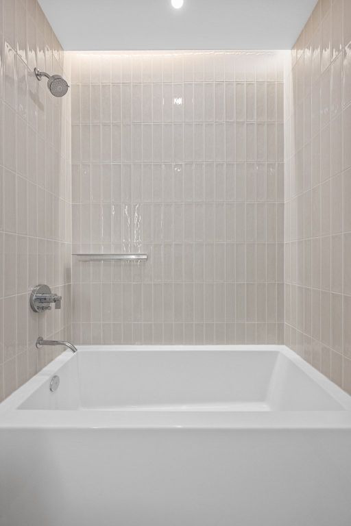 610 Davis Street, Unit 2103 Austin, TX 78701 - Photo 21 of 32 a bathroom with a bathtub