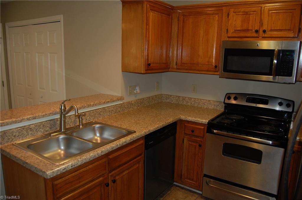 303 Stapleton Way High Point, NC 27265 - Photo 5 of 28 Gallery Image 5
