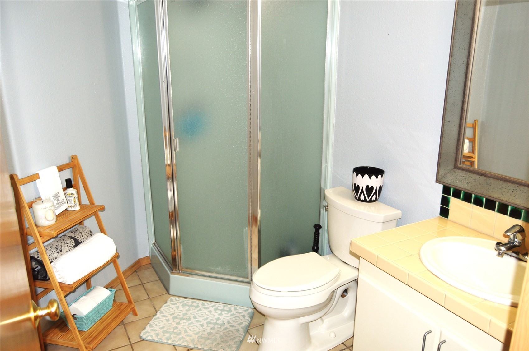 132 North Prairie Road Chehalis, WA 98532 - Photo 23 of 40 a bathroom with a sink and mirror with toilet