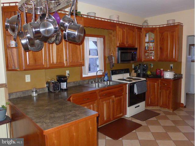 14633 Pennersville Road Cascade, MD 21719 - Photo 4 of 29 a kitchen with a sink a stove and a microwave
