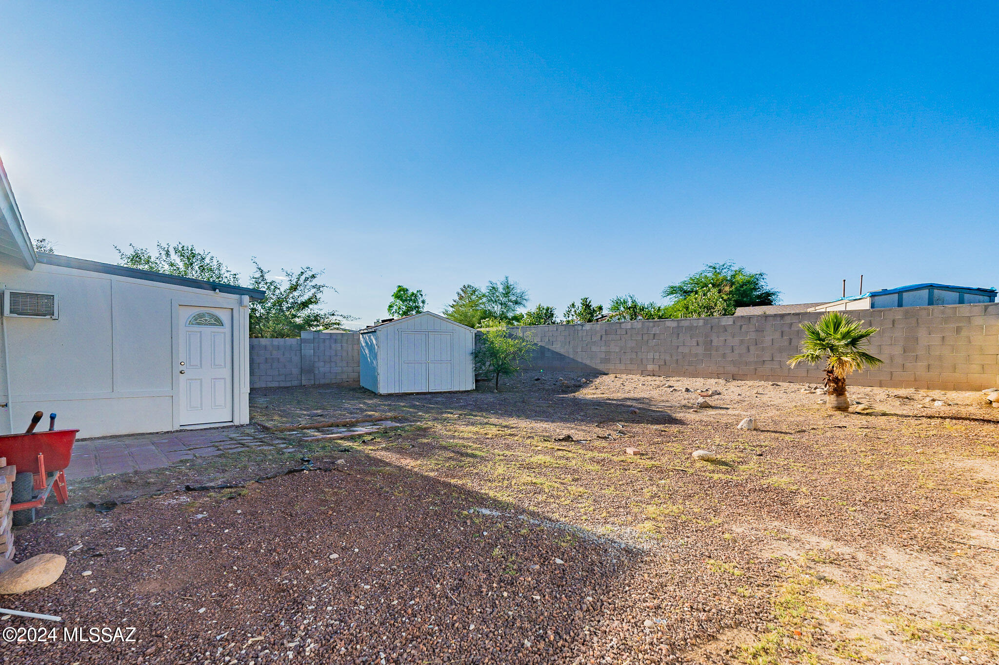 2690 West Sunset Road Tucson, AZ 85741 - Photo 28 of 33 a backyard of a house with lots of green space