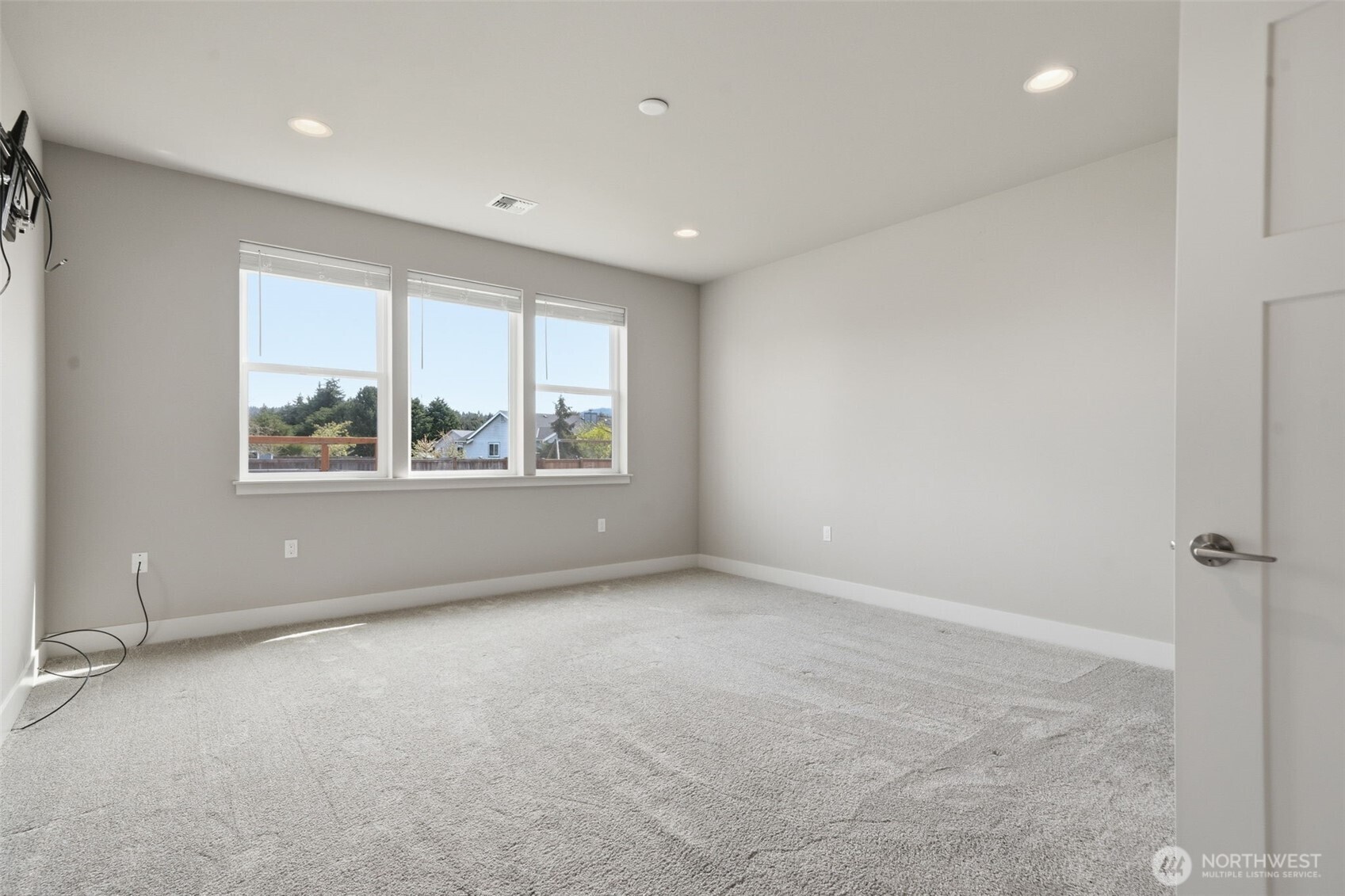 35 Viking Way Sequim, WA 98382 - Photo 26 of 39 an empty room with windows and air conditioner