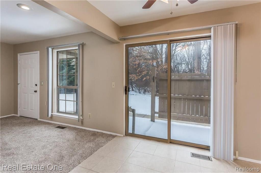 110 Pine Tree Ridge, Unit 43 Waterford, MI 48327 - Photo 7 of 30