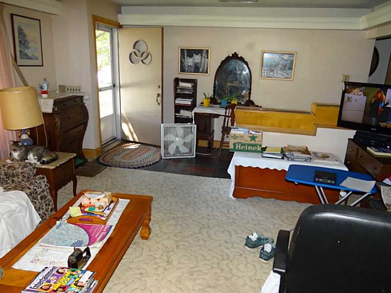 10 Raymond Road North Providence, RI 02911 - Photo 3 of 20 Living Room.