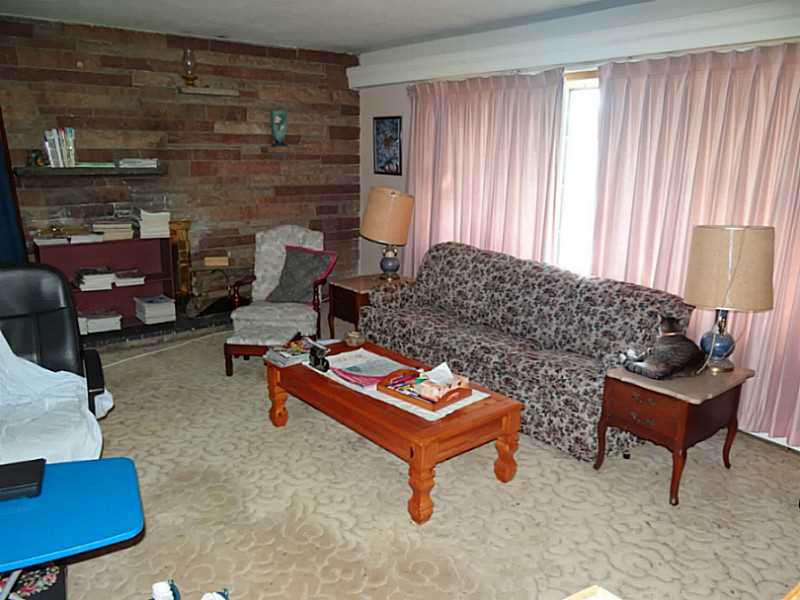 10 Raymond Road North Providence, RI 02911 - Photo 4 of 20 Living Room.
