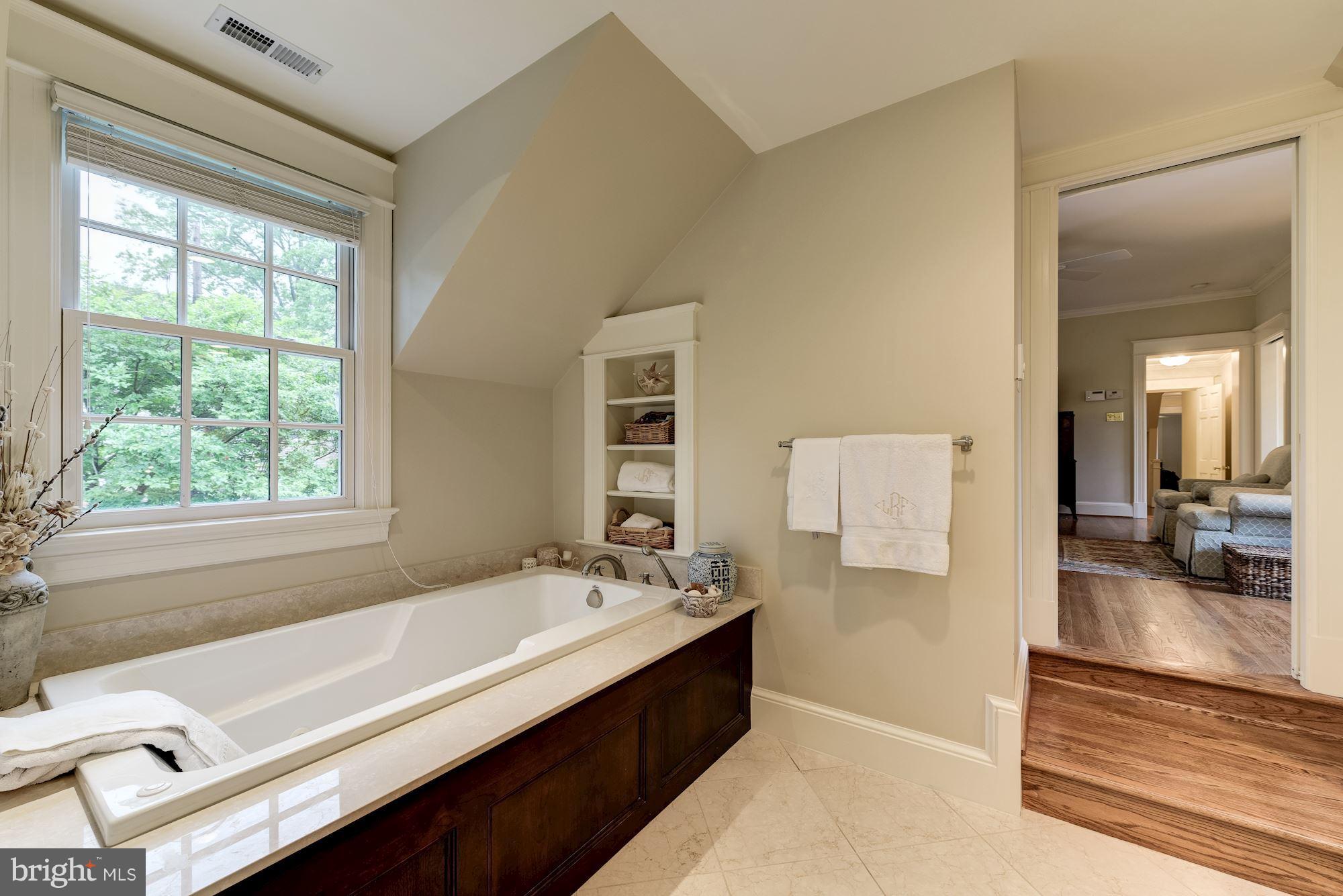 405 Rucker Place Alexandria, VA 22301 - Photo 14 of 30 Luxurious soaking tub with marble