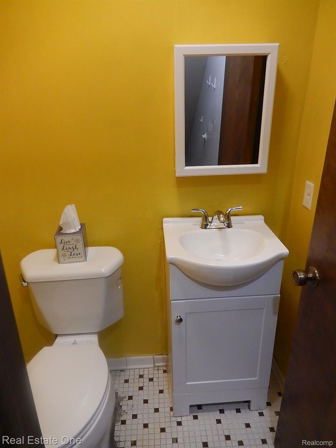 3126 Summers Road Keego Harbor, MI 48320 - Photo 9 of 19 Entry Level Half Bath