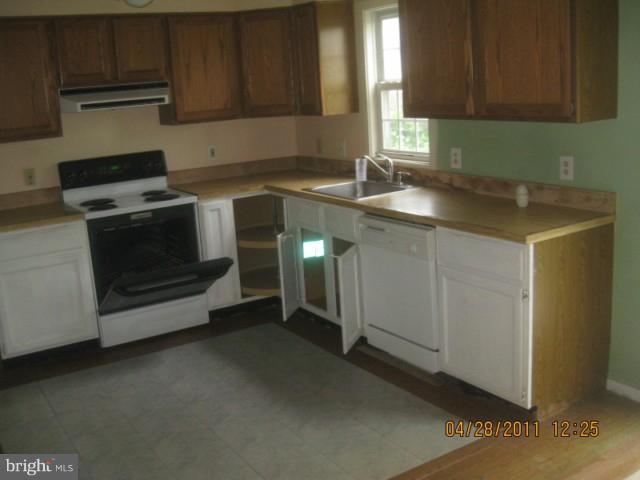 1121 Inner Circle Baltimore, MD 21225 - Photo 1 of 9 Kitchen