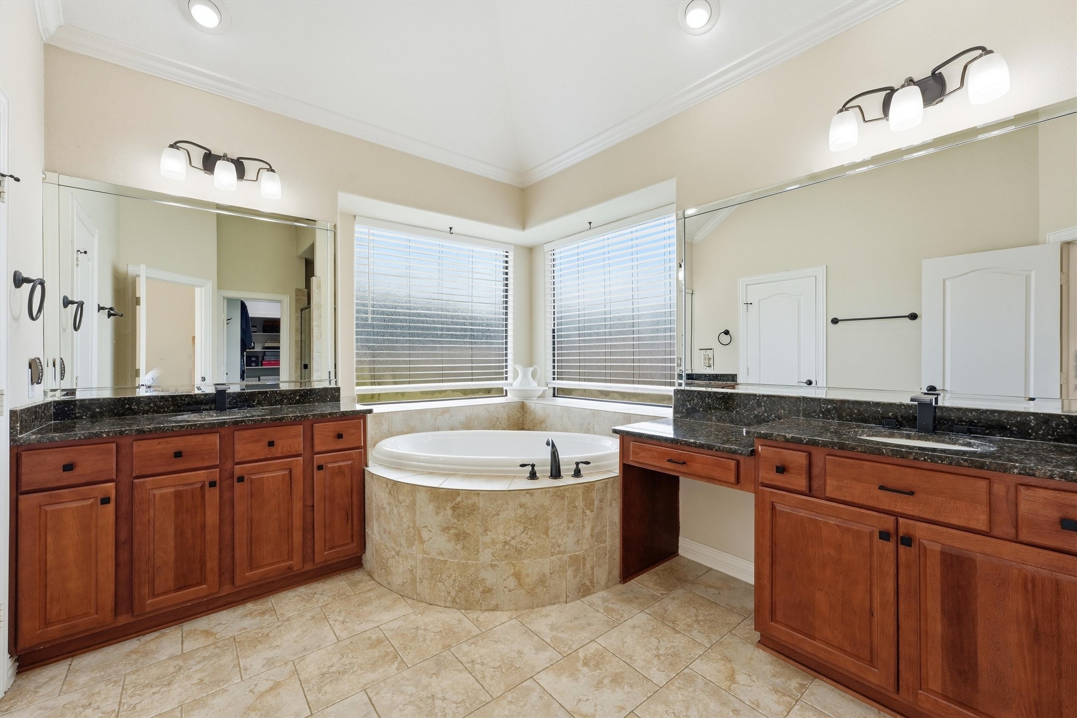 4810 Magnolia Bend Drive Rosharon, TX 77583 - Photo 19 of 40 Primary ensuite, with separate vanities and sinks and large corner jetted tub.