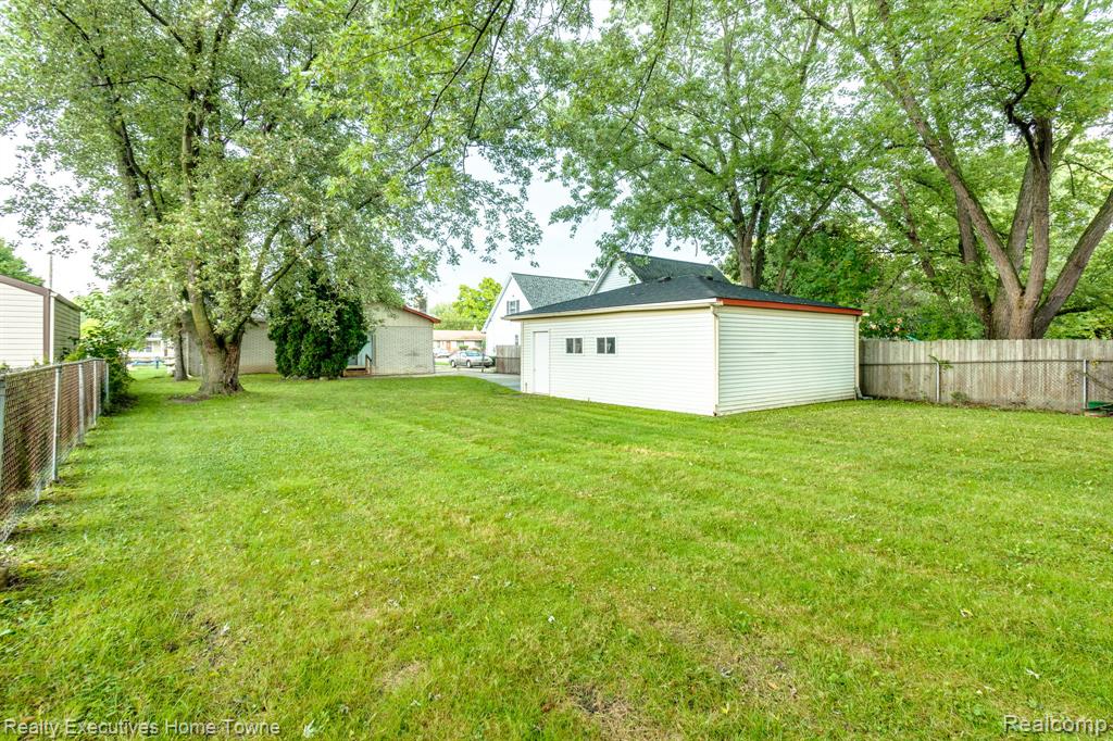 2448 Oakcrest Road Sterling Heights, MI 48310 - Photo 3 of 28