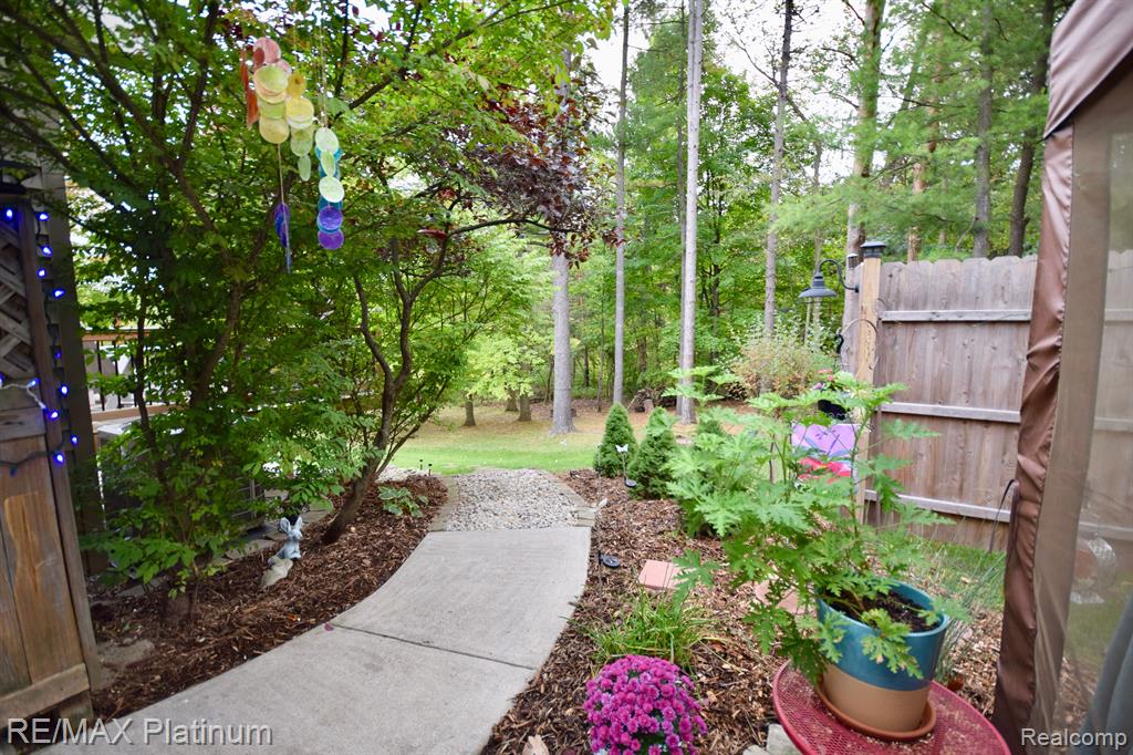 7234 Linden Road Fenton, MI 48430 - Photo 4 of 27