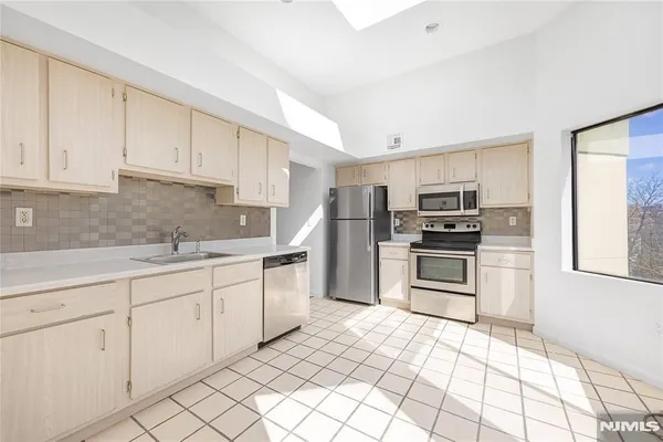 $2,850 | 850 Main Street, Unit 303, Hackensack, NJ 07601