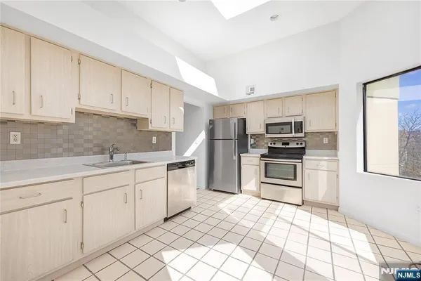 $2,850 | 850 Main Street, Unit 303, Hackensack, NJ 07601