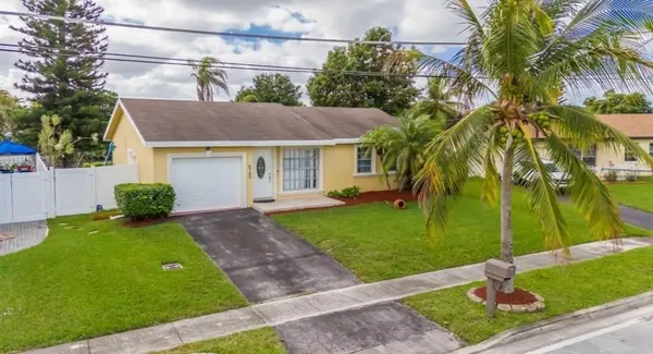 a view of a house with a yard