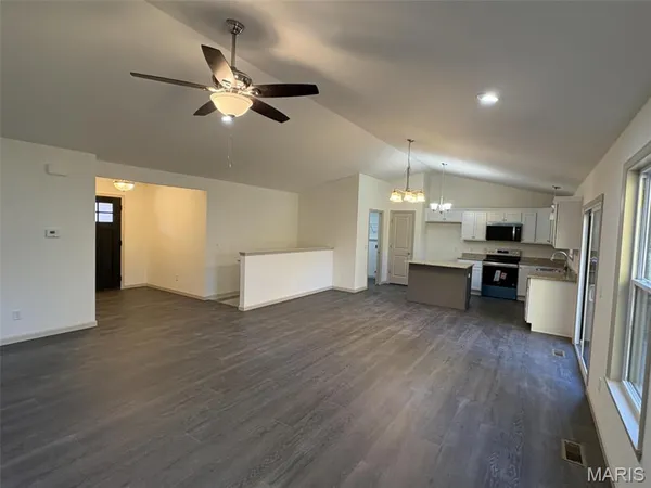 $389,900 | 25156 Woodridge Drive, Warrenton, MO 63383