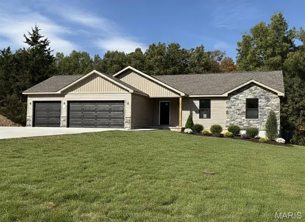 $389,900 | 25156 Woodridge Drive, Warrenton, MO 63383