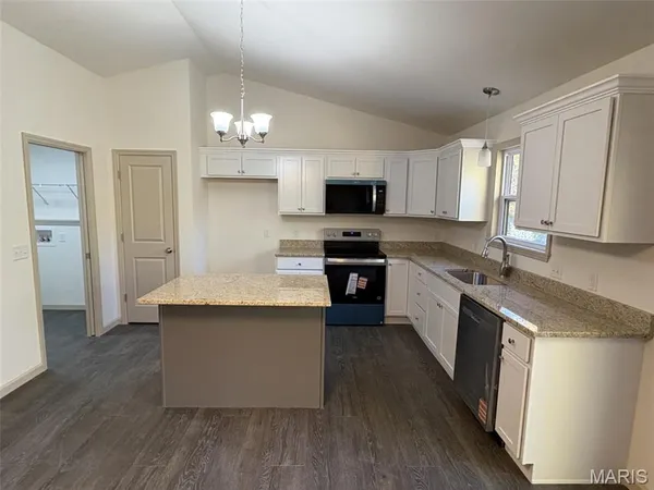 $389,900 | 25156 Woodridge Drive, Warrenton, MO 63383