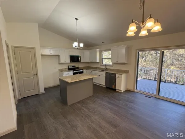 $389,900 | 25156 Woodridge Drive, Warrenton, MO 63383