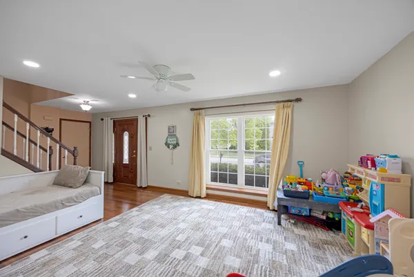 $437,999 | 17 Buchanan Lane, Streamwood, IL 60107