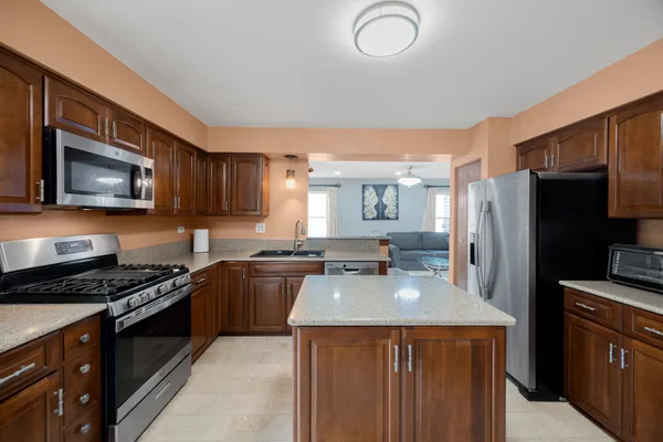 $437,999 | 17 Buchanan Lane, Streamwood, IL 60107