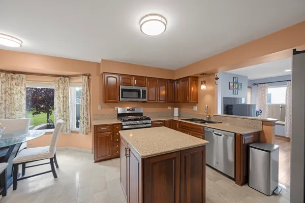 $437,999 | 17 Buchanan Lane, Streamwood, IL 60107