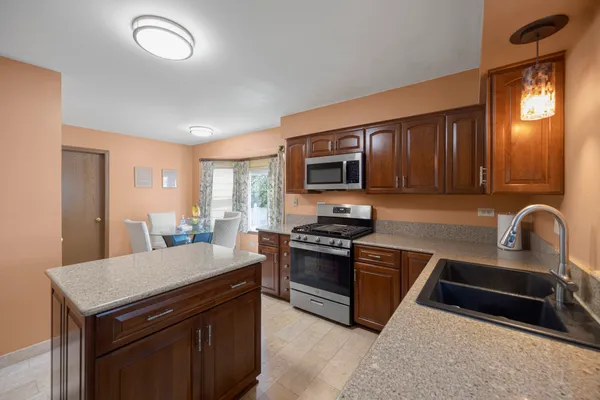 $437,999 | 17 Buchanan Lane, Streamwood, IL 60107