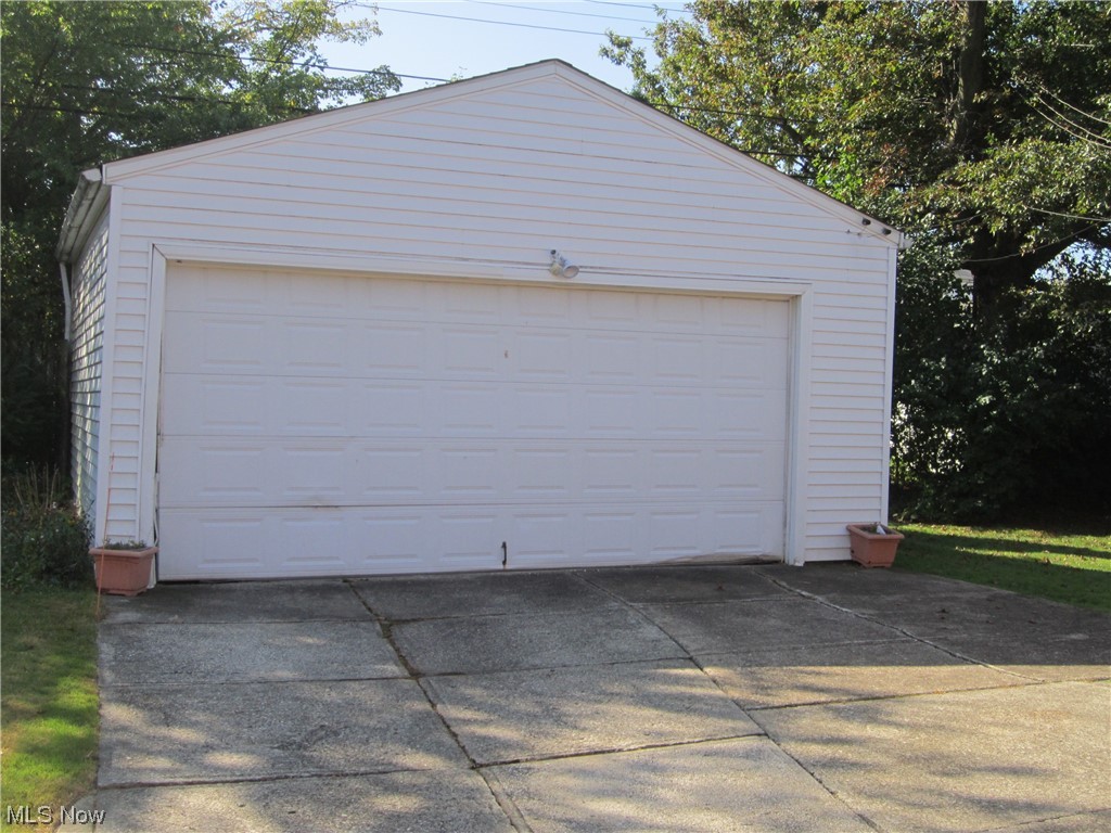 3812 Warrendale Road Cleveland, OH 44118 - Photo 5 of 32 2 car garage