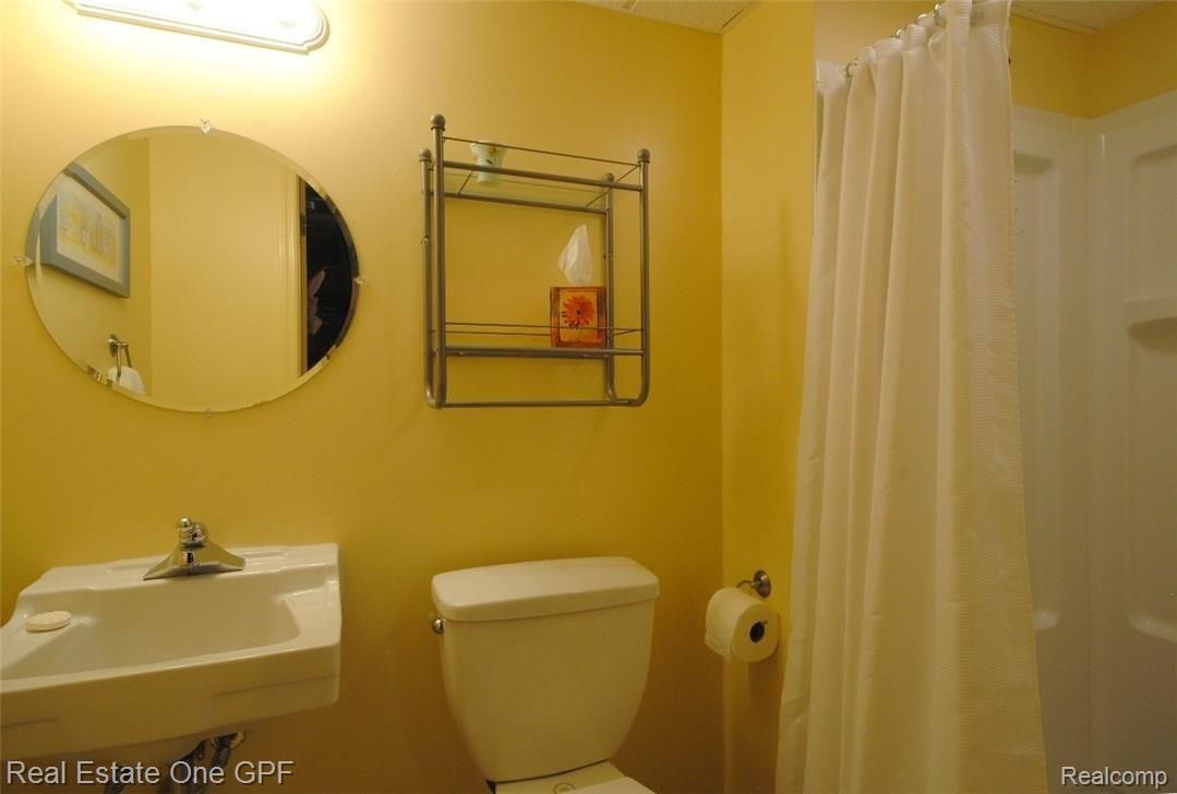 1325 Roslyn Road Grosse Pointe, MI 48236 - Photo 28 of 33 DSC_3780.jpg