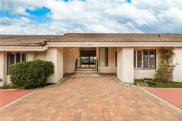 a view of a house with backyard