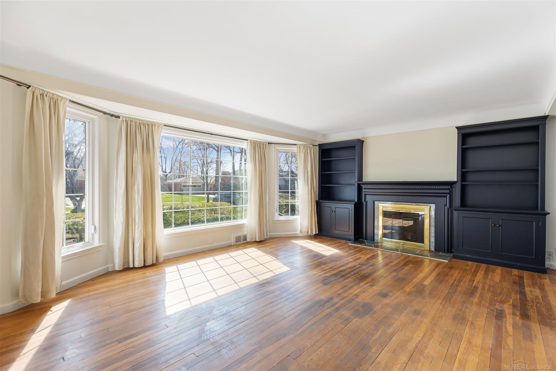 320 Cloverly Road Grosse Pointe, MI 48236 - Photo 4 of 38 50137440-dd4530ac-9388-4a82-a243-5af82c79e257.JPG