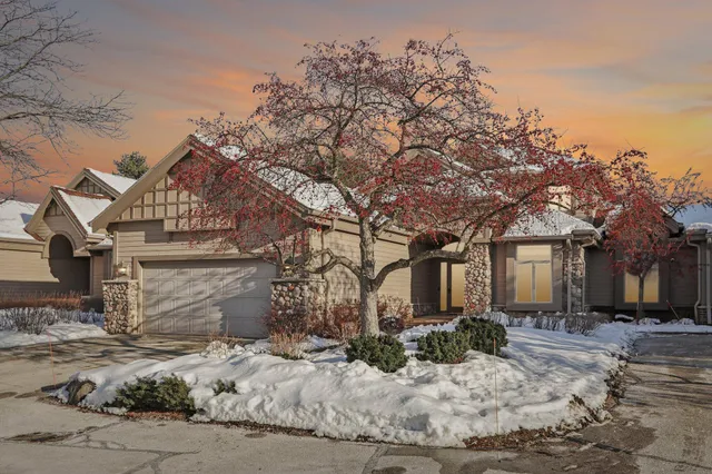 $799,900 | 870 Lake Hollow, Unit C, Brookfield, WI 53005