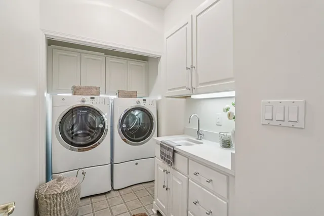 $799,900 | 870 Lake Hollow, Unit C, Brookfield, WI 53005