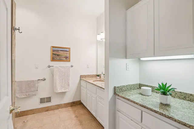 $799,900 | 870 Lake Hollow, Unit C, Brookfield, WI 53005