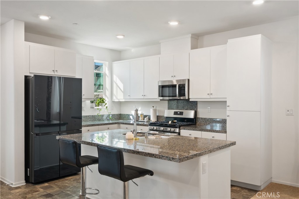 5604 Altamura Way, Unit 10 Fontana, CA 92336 - Photo 6 of 38