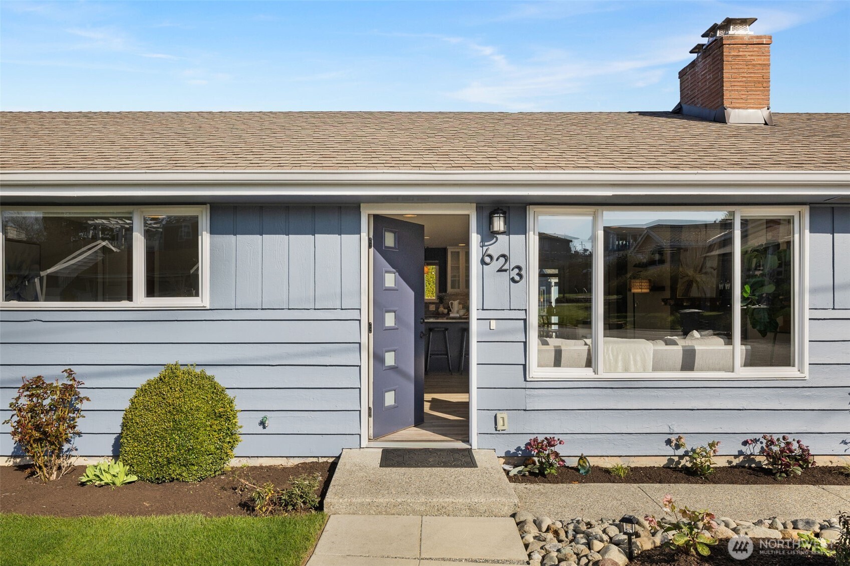 623 Aloha Way Edmonds, WA 98020 - Photo 3 of 28 a front view of a house