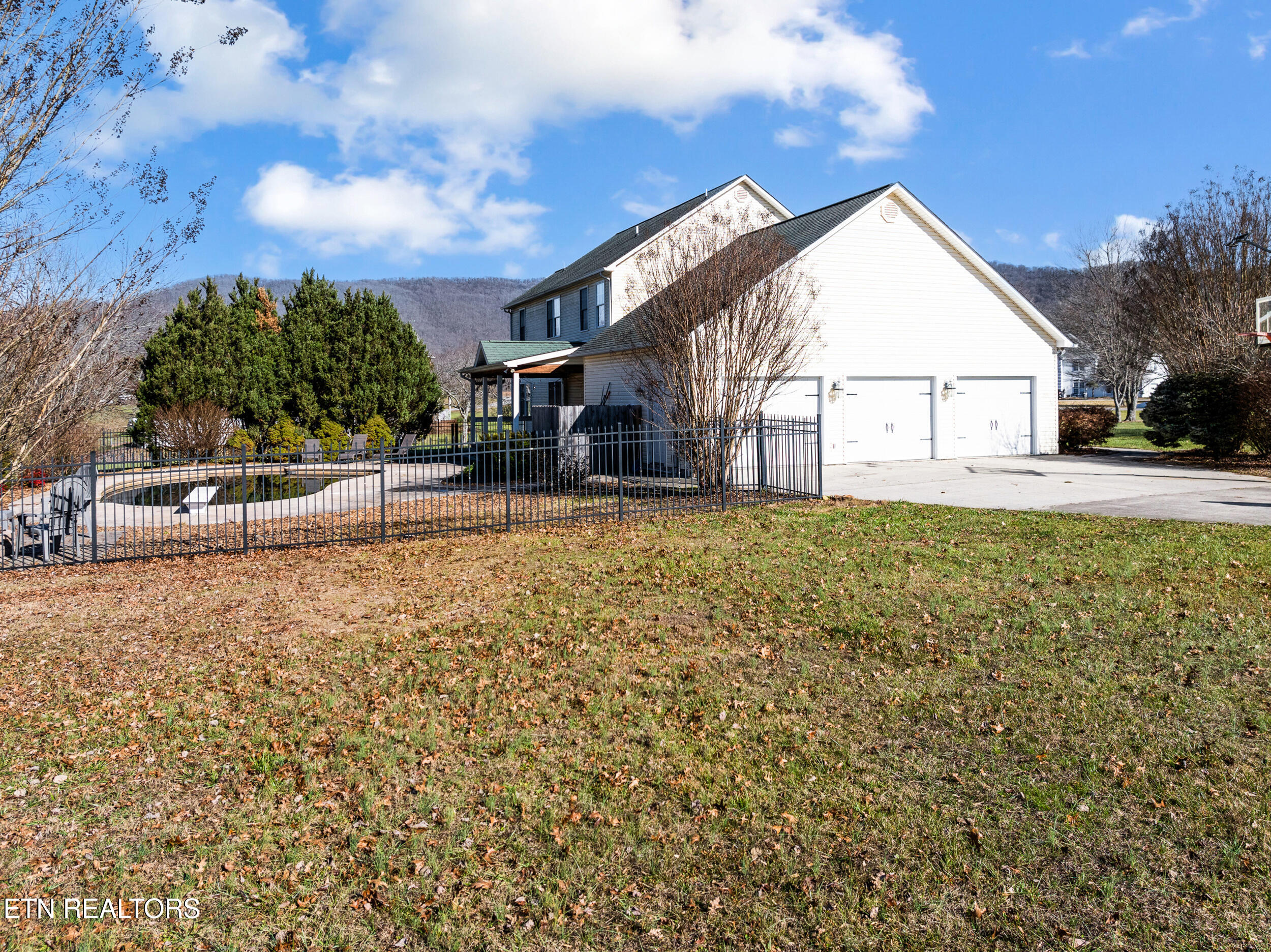 150 Morgan Field Road Wartburg, TN 37887 - Photo 6 of 47 3 car garage