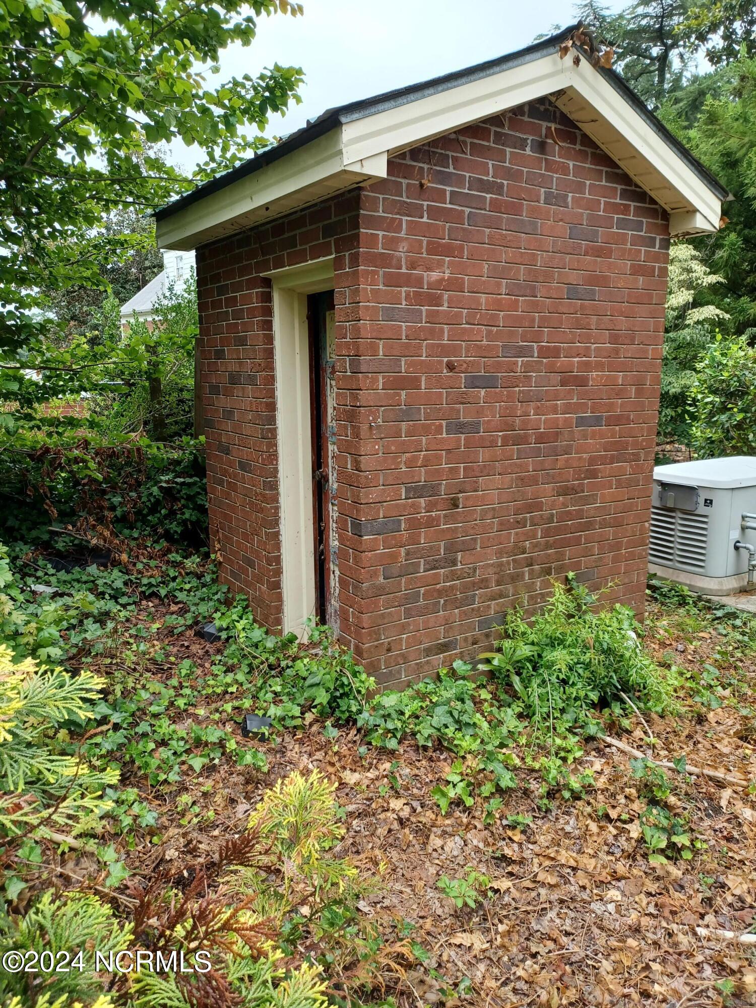 115 Bill Stroud Road Kinston, NC 28504 - Photo 26 of 26 Deep well building