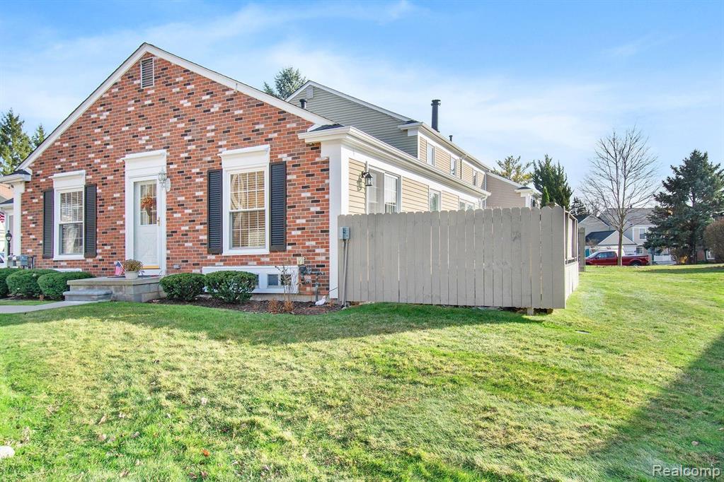 1366 Crescent Lane Rochester Hills, MI 48306 - Photo 2 of 30